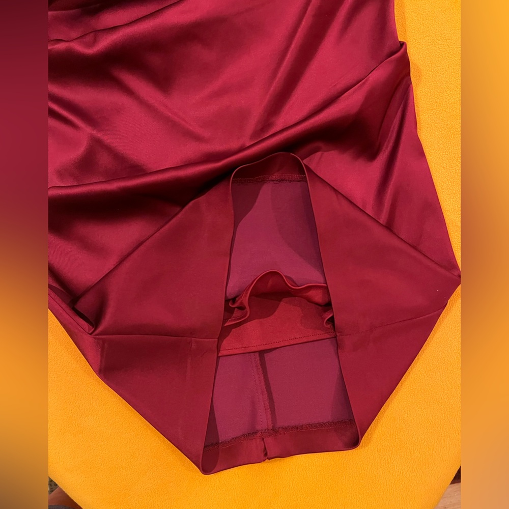 Burgundy Evening Dress. Satin. Ruching on the skirt V-neck. Size S. Xscape brand - Picture 12 of 13